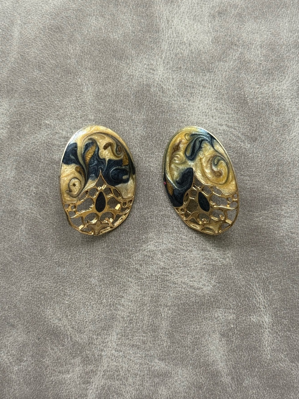 Vintage enamel disc Gold tone Swirl Oval Earrings